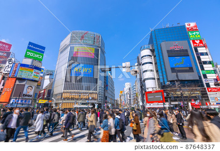 日本東京都市風景 3.11 ... BA.2 多重感染爆炸 ... 2 月在家中死亡人數創歷史新高 ... 澀谷有很多人 = 11 日 87648337