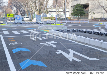 Road marking "Yuzuri" in front of the intersection (roundabout, roundabout) Road marking "Yuzuri" in front of the intersection (roundabout, roundabout) 87649784