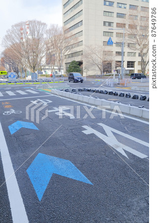 交叉路口前的道路標記“Yuzuri”(環形交叉路口、環形交叉路口) 交叉路口前的道路標記“Yuzuri”(環形交叉路口、環形交叉路口) 87649786