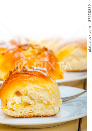 sweet bread donut cake 87650889