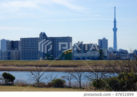 傳播藍天住宅區和東京天空樹的河手 87652899