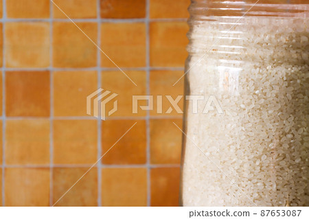 儲存容器中的白米 87653087