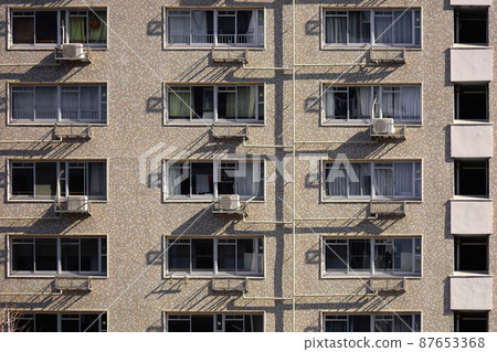建於 1970 年代的日本公寓樓外觀的特寫照片 87653368