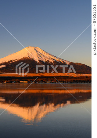 (Yamanashi Prefecture) Early morning upside-down view from Mt. Fuji and Lake Yamanaka 87653551