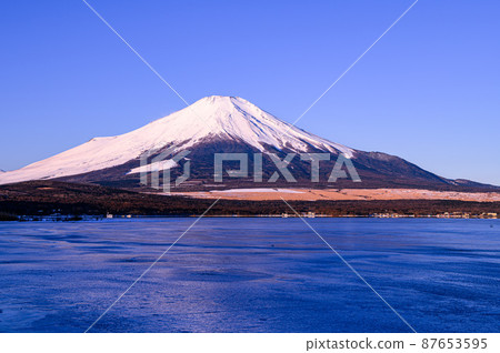 (Yamanashi Prefecture) Frozen lake surface and Mt. Fuji / Yamanakako in the early morning 87653595