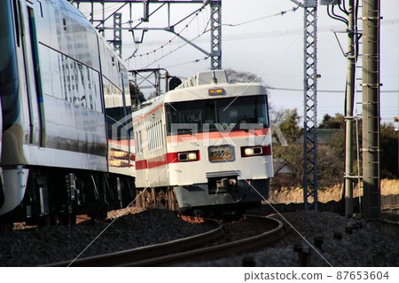 Running of Ibushi silver ... Connecting downtown Asakusa and Nikko ... Veteran limited express [Kirifuri 350 series] 87653604