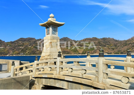 [Hiroshima Prefecture] Chisako Wharf under fine weather (Mitarai Townscape Conservation Area Tobishima Kaido) 87653871