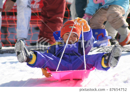 Sledding play Chibikko slope ski resort Snow country Kawaba ski resort Children's snowboard Winter 87654752