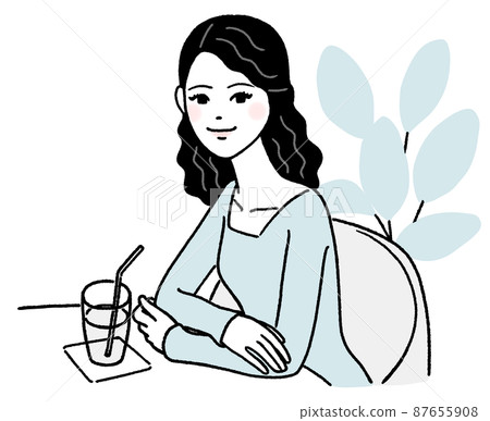 在一家咖啡館休息的年輕女子 87655908