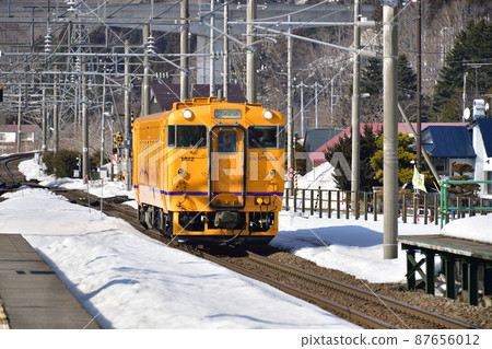 Photographed the scenery of local trains departing from and arriving at Moheji Station on the South Hokkaido Railway in Hokuto City, Hokkaido in early spring. 87656012