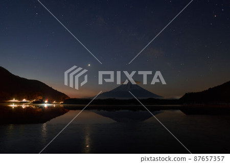 黎明時的金星與富士山:精進湖冰面上的星空 黎明時的金星與富士山:精進湖冰面上的星空 87657357