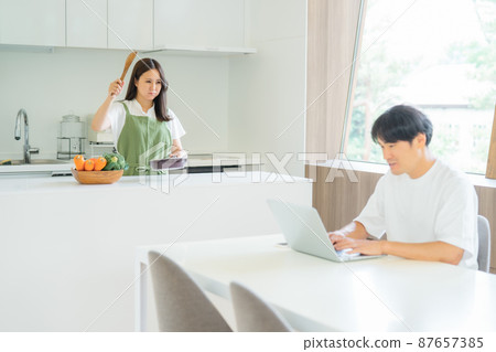 一個對一個冷漠的男人生氣的女人 一個對一個冷漠的男人生氣的女人 87657385