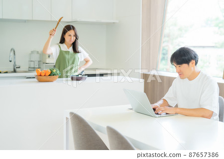 一個對一個冷漠的男人生氣的女人 87657386