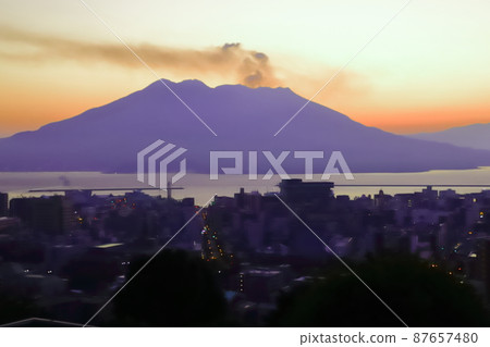 The sunrise over Sakurajima that pulls the eruption shelf The sunrise over Sakurajima that pulls the eruption shelf 87657480