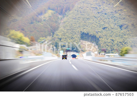 交通圖像 車輛之間的距離 87657503