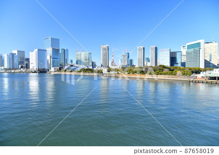 View of Hamarikyu Gardens from Tsukiji Ohashi / Sumida River (Minato-ku, Tokyo) [2022.2] 87658019