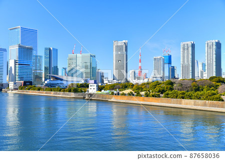 從築地大橋/隅田川看濱離宮庭園（東京都港區）[2022.2] 87658036