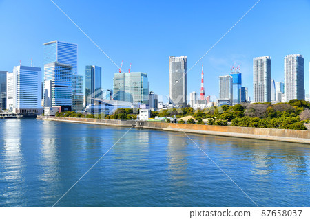 View of Hamarikyu Gardens from Tsukiji Ohashi / Sumida River (Minato-ku, Tokyo) [2022.2] 87658037