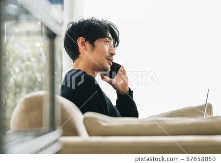一個人在客廳裡打電話 87658050
