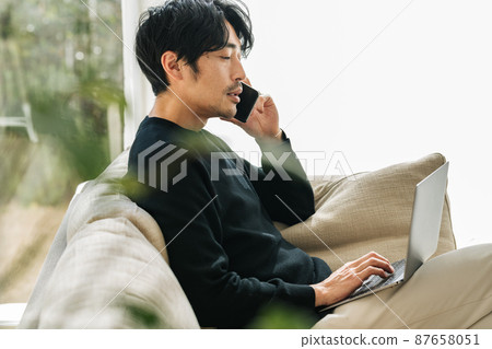 一個人在客廳裡做遠程辦公 87658051