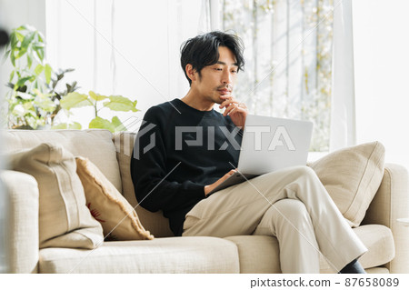 中間人在家沙發上遠程辦公 中間人在家沙發上遠程辦公 87658089
