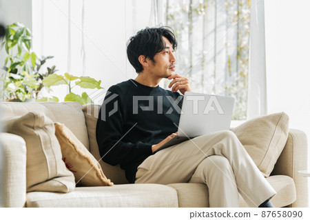中間人在家沙發上遠程辦公 中間人在家沙發上遠程辦公 87658090