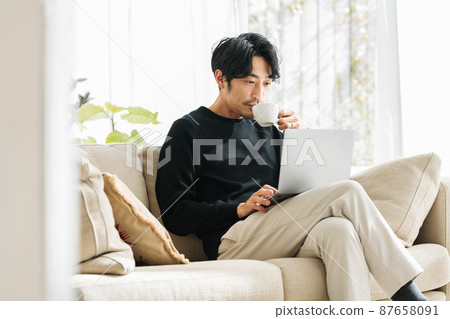 中間人在家沙發上遠程辦公 中間人在家沙發上遠程辦公 87658091