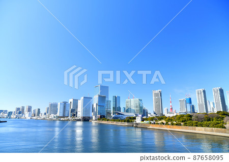 從築地大橋/隅田川看濱離宮庭園和竹芝（東京都港區）[2022.2] 87658095