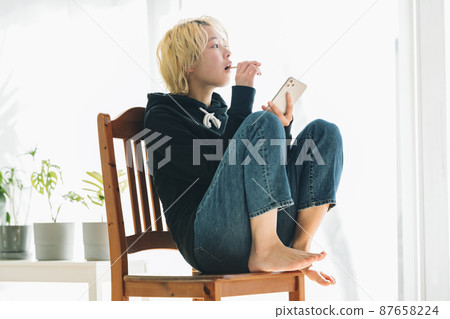 一個拿著智能手機刷牙的女人 一個拿著智能手機刷牙的女人 87658224