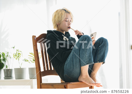 一個拿著智能手機刷牙的女人 87658226