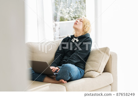 Z 世代女性在沙發上使用電腦 Z 世代女性在沙發上使用電腦 87658249