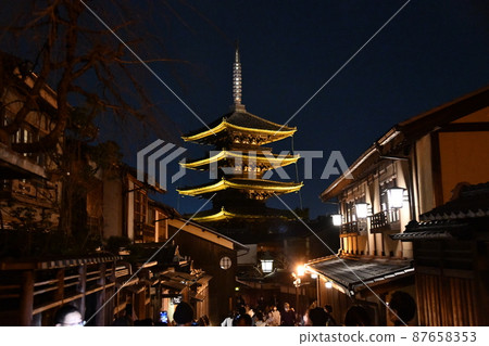 The last Higashiyama Hanatouro, Yasaka Tower The last Higashiyama Hanatouro, Yasaka Tower 87658353