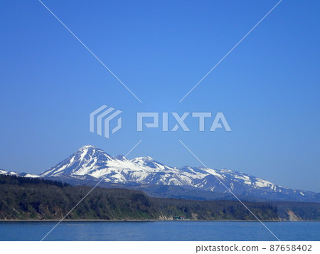 知床世界遺產羅臼山和知床山脈的冬天 知床世界遺產羅臼山和知床山脈的冬天 87658402