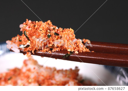 吃鱈魚子拌飯 87658627