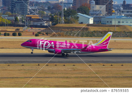 FDA Embraer ERJ-175 降落在名古屋機場 87659385