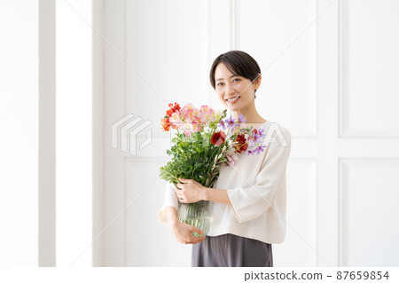拿著花束的女人 拿著花束的女人 87659854