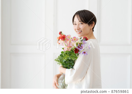 拿著花束的女人 拿著花束的女人 87659861