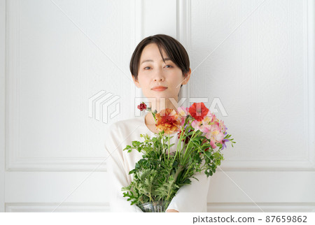 拿著花束的女人 拿著花束的女人 87659862