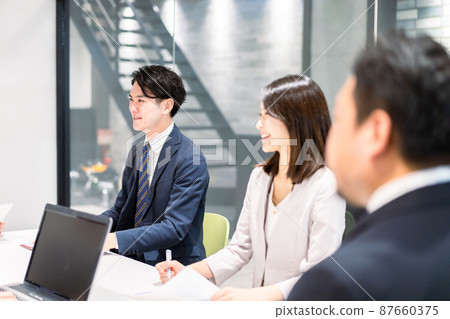 一個年輕的商務人士開會 87660375