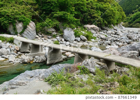 在唐樓的一座定居點橋樑 87661349