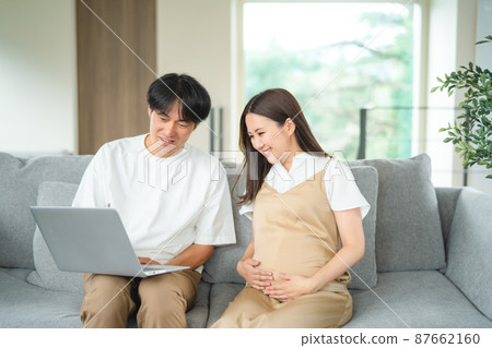 看電腦的孕婦和男人（微笑） 87662160