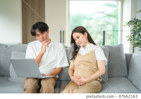 看電腦的孕婦和男人(擔心) 看電腦的孕婦和男人(擔心) 87662163