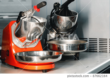 Proffesional new citrus juicers on shelf in a shop 87662164
