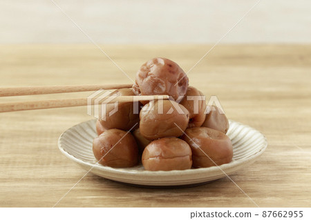 Handmade plums served on a pottery plate 87662955