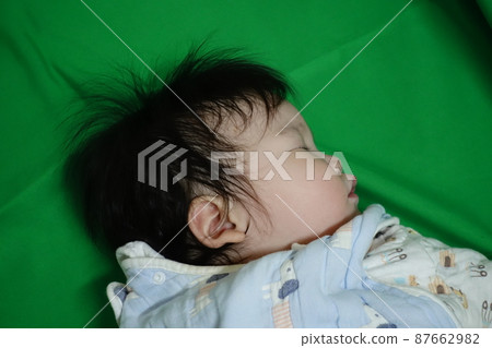 蹣跚學步，睡覺 87662982