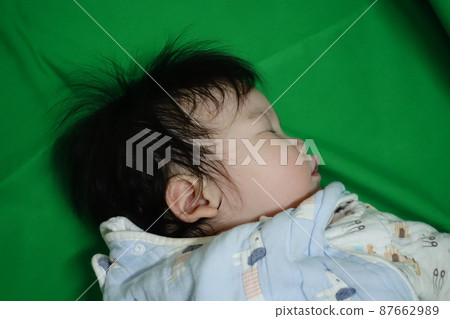 蹣跚學步，睡覺 87662989