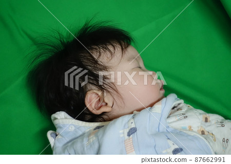 蹣跚學步，睡覺 87662991