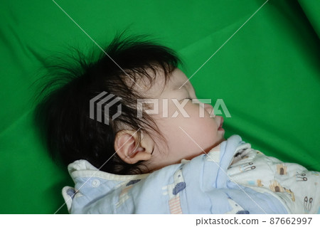 蹣跚學步，睡覺 87662997