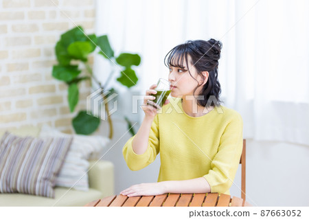 為健康喝綠汁的年輕女子 為健康喝綠汁的年輕女子 87663052