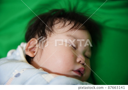 蹣跚學步，睡覺 87663141